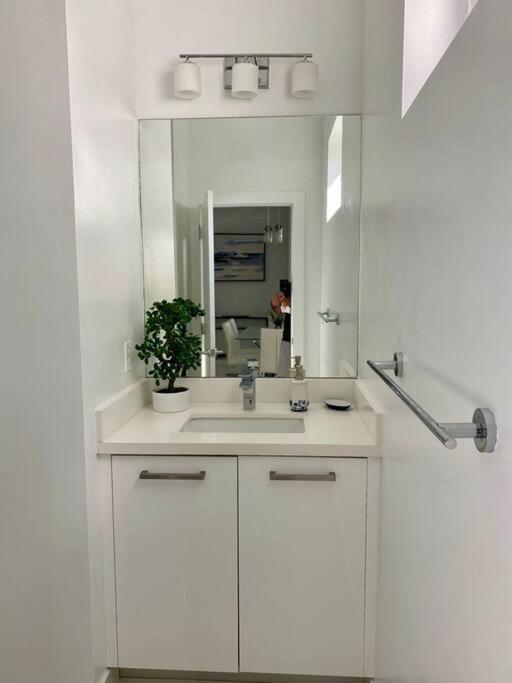 Across The Ocean Few Steps To Beach Contemporary Three Bedroom Townhouse Pompano Beach Eksteriør bilde
