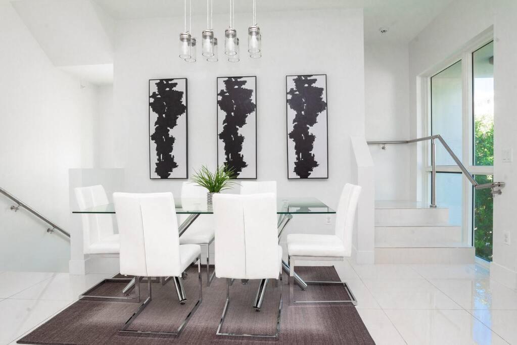 Across The Ocean Few Steps To Beach Contemporary Three Bedroom Townhouse Pompano Beach Eksteriør bilde