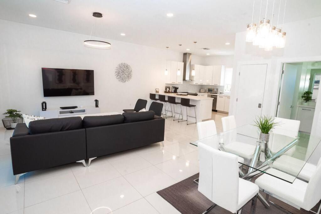 Across The Ocean Few Steps To Beach Contemporary Three Bedroom Townhouse Pompano Beach Eksteriør bilde