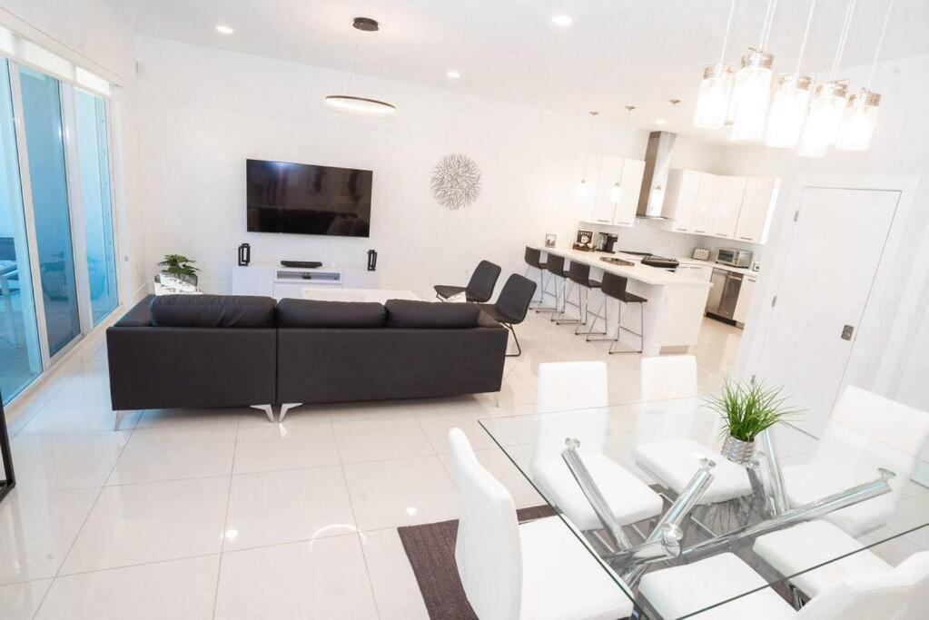 Across The Ocean Few Steps To Beach Contemporary Three Bedroom Townhouse Pompano Beach Eksteriør bilde