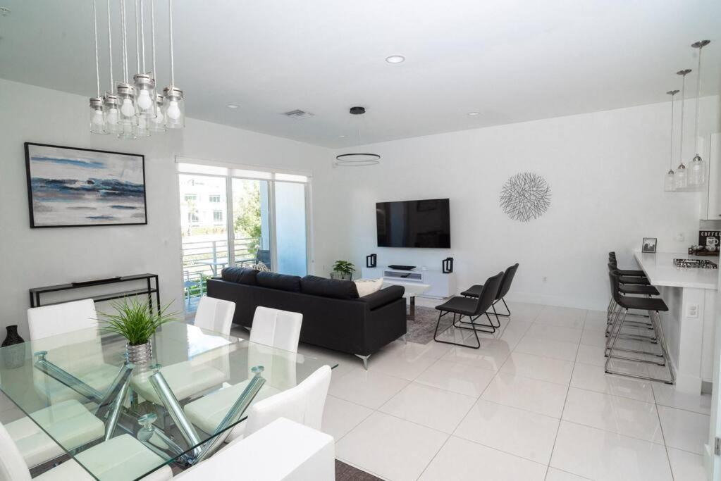 Across The Ocean Few Steps To Beach Contemporary Three Bedroom Townhouse Pompano Beach Eksteriør bilde