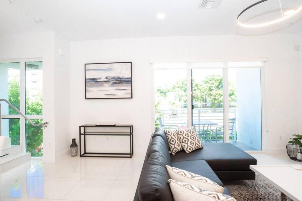Across The Ocean Few Steps To Beach Contemporary Three Bedroom Townhouse Pompano Beach Eksteriør bilde