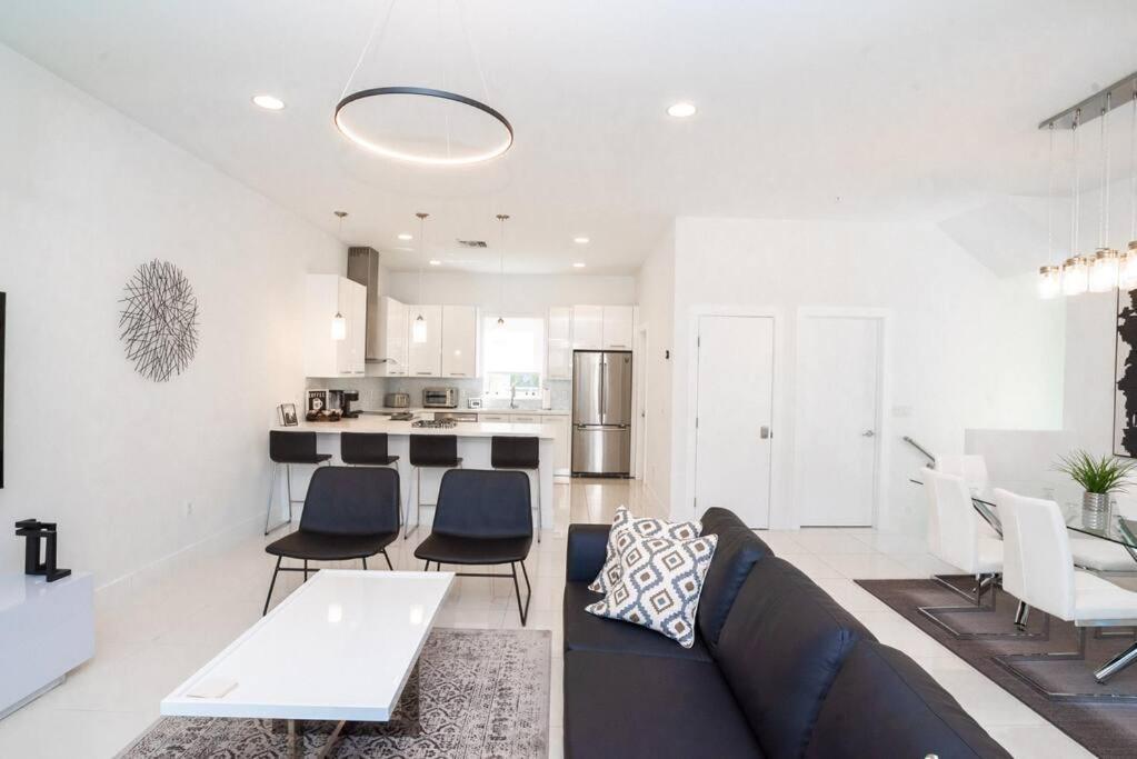 Across The Ocean Few Steps To Beach Contemporary Three Bedroom Townhouse Pompano Beach Eksteriør bilde