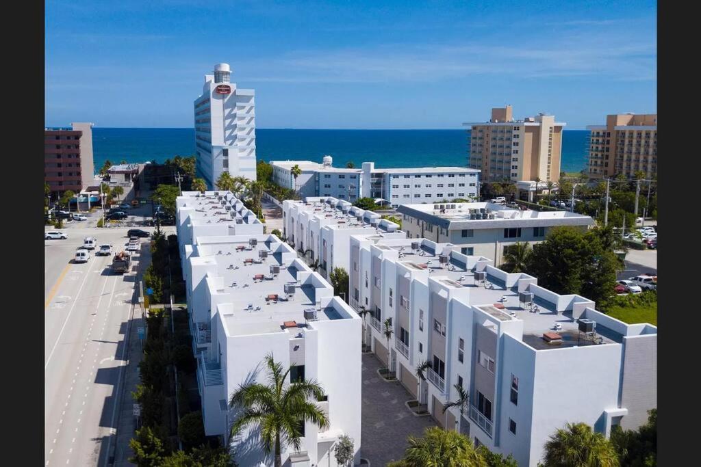 Across The Ocean Few Steps To Beach Contemporary Three Bedroom Townhouse Pompano Beach Eksteriør bilde