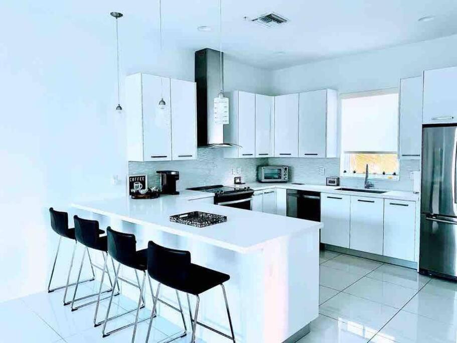 Across The Ocean Few Steps To Beach Contemporary Three Bedroom Townhouse Pompano Beach Eksteriør bilde