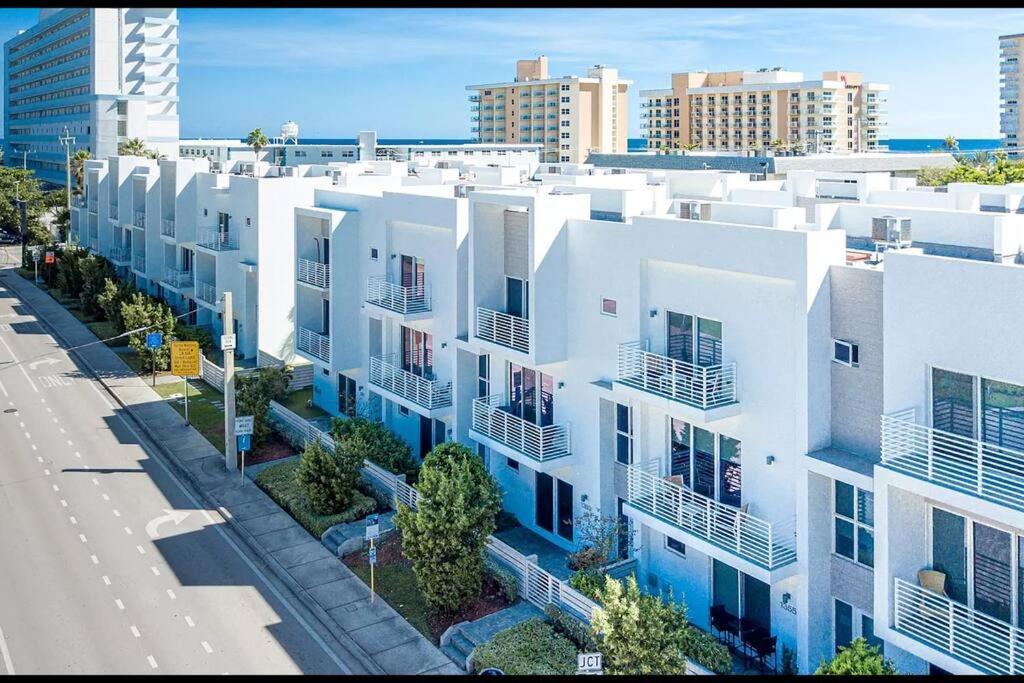 Across The Ocean Few Steps To Beach Contemporary Three Bedroom Townhouse Pompano Beach Eksteriør bilde
